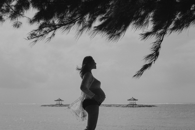 Christine babymoon photo session in sanur beach